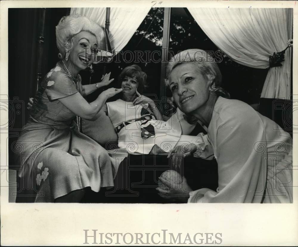 1970 Press Photo Singer Bettye Gardner with Mrs. Norman Dobbins &amp; Thelma Cone - Historic Images