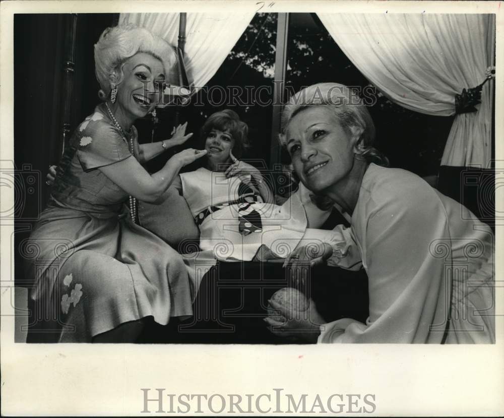 1970 Press Photo Singer Bettye Gardner with Mrs. Norman Dobbins & Thelma Cone - Historic Images
