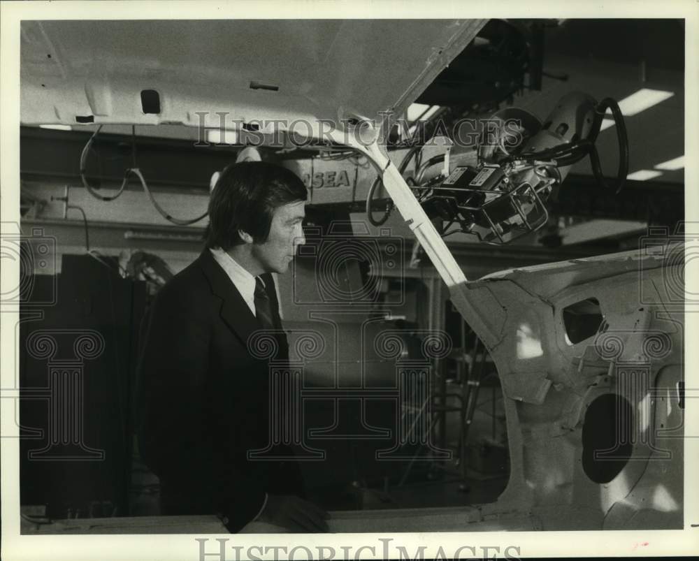 1981 Press Photo NB News Correspondent Lloyd Dobyns at General Motors Center - Historic Images