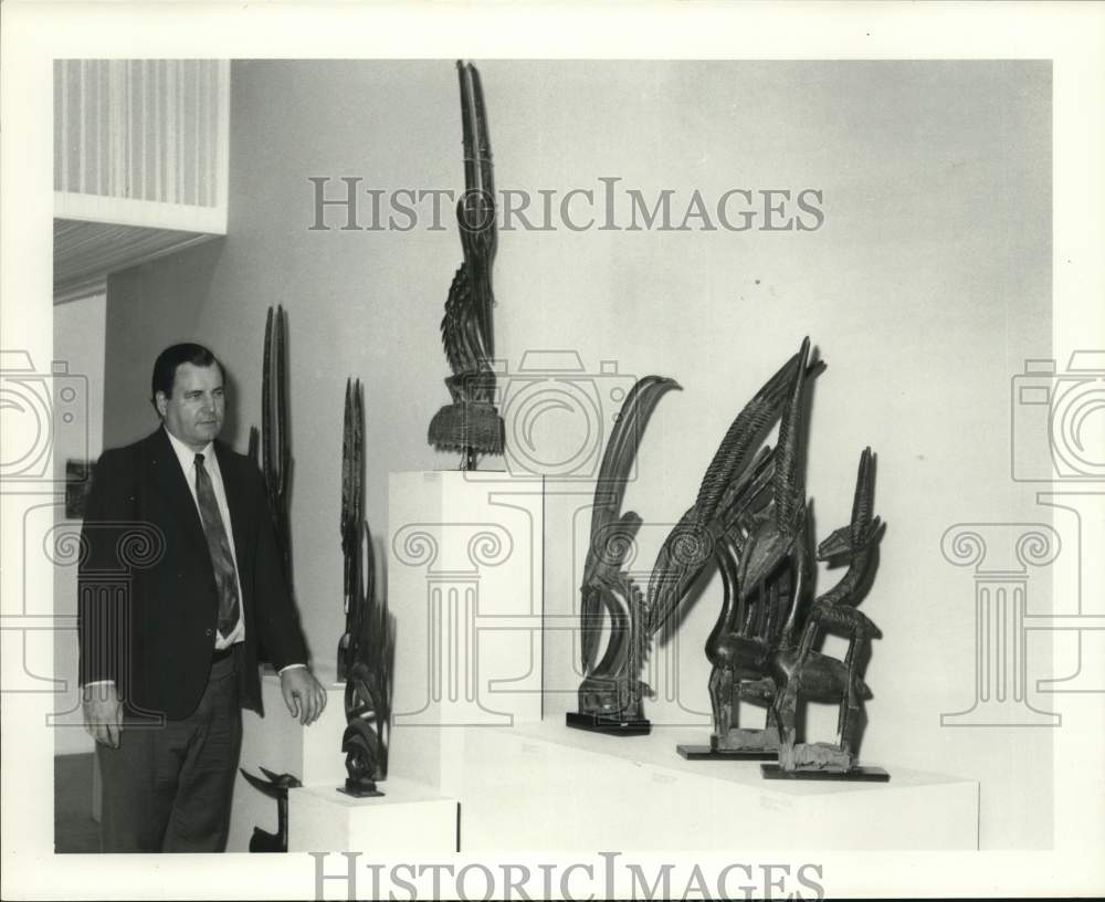 1974 Press Photo Douglas Frazer with statues at Houston Institute for the Arts - Historic Images