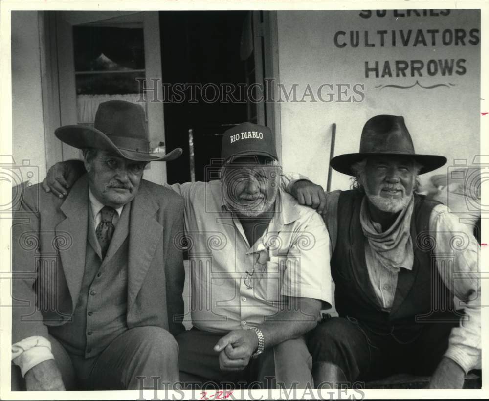 1993 Press Photo Movie &quot;Rio Diablo&quot; Movie Director Frank Dobbs (Center) - Historic Images