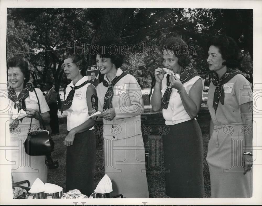 1964 Press Photo Mrs. Orville Freeman samples food at an outdoor event - Historic Images