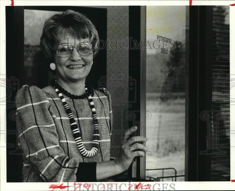 1985 Carolyn Foster at office of her Potpourri News in Magnolia - Historic Images