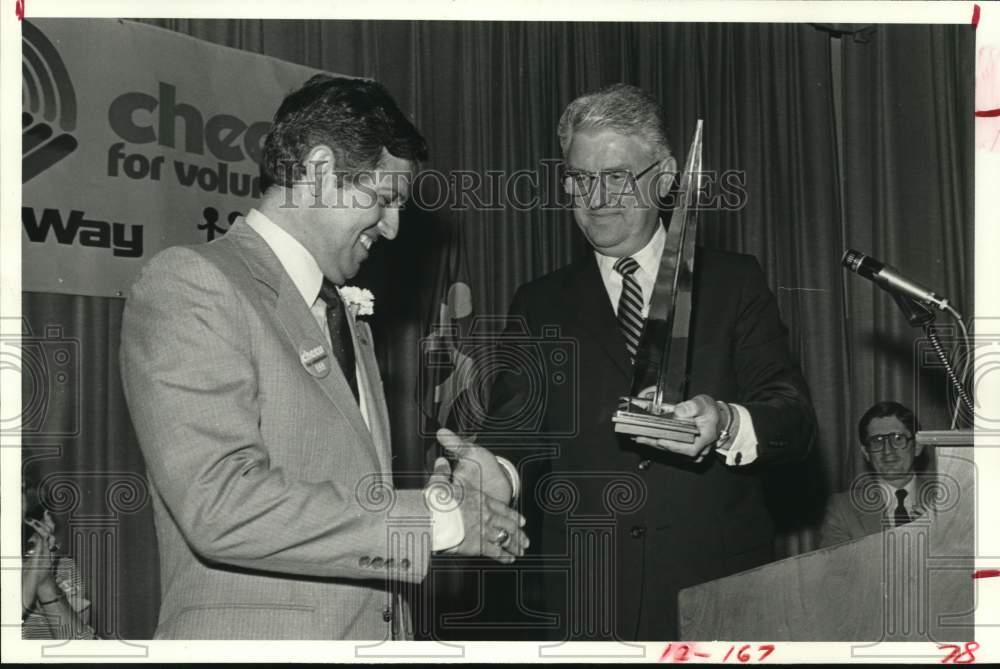 1982 Press Photo D.V. &quot;Sonny&quot; Flores, William Roher, volunteers, Texas- Historic Images