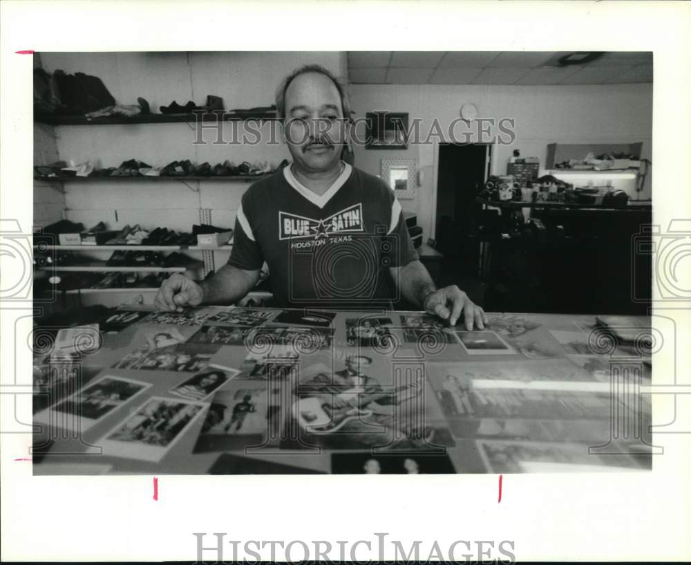 1989 Press Photo Musician Pete Flores looks over some of his musical memorabilia - Historic Images