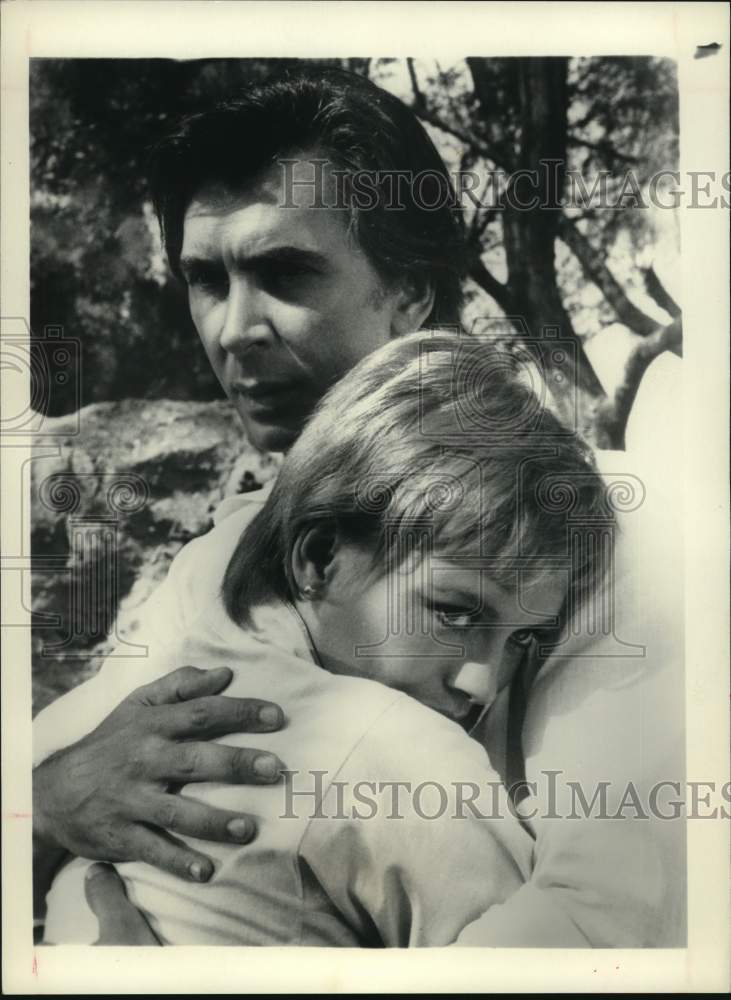 1984 Press Photo Actress Lesley-Anne Down hugs co-star - Historic Images