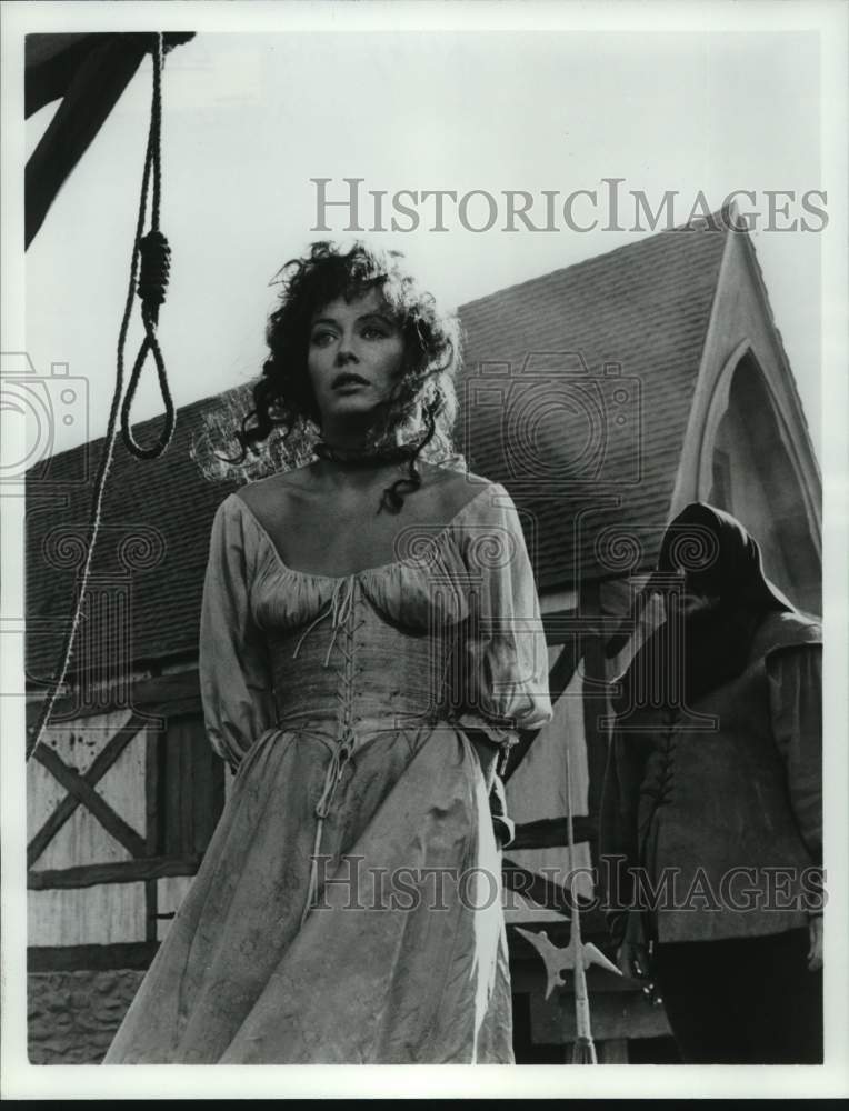 1982 Press Photo Lesley-Anne Down faces execution in &quot;Hunchback of Notre Dame&quot; - Historic Images