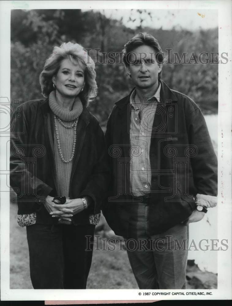 1987 Press Photo Actor Michael Douglas with Barbara Walters - Historic Images