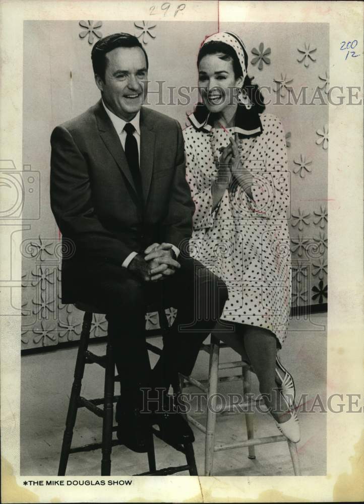 1967 Press Photo Kathryn Crosby, wife of Bing, with Mike Douglas - Historic Images