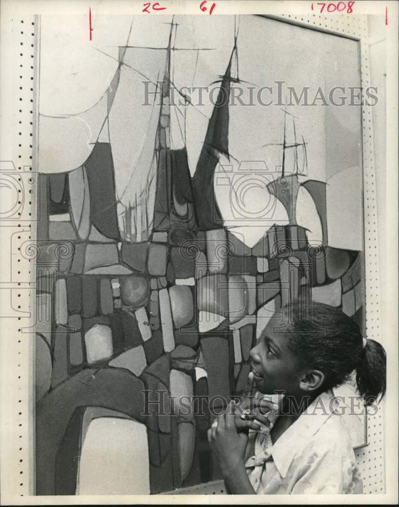 1970 Press Photo Christian Williams looks at Burford Evans artwork; Galveston - Historic Images