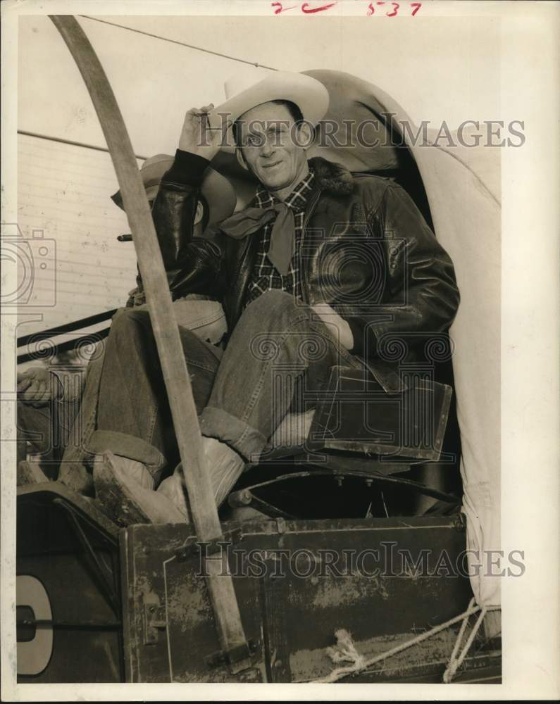 1955 Press Photo Charlie Evans, Houston Chronicle columnist in covered wagon - Historic Images