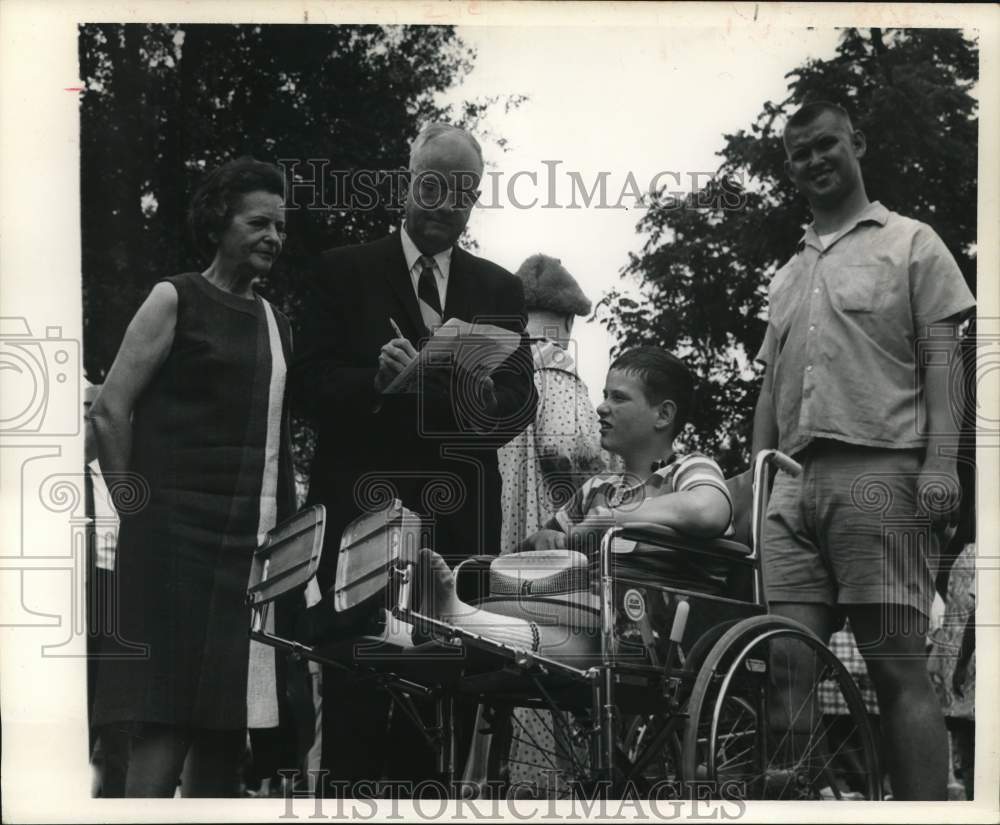 1968 Rep. John Dowdy signs autograph for Pat Muehlberger; Galveston - Historic Images