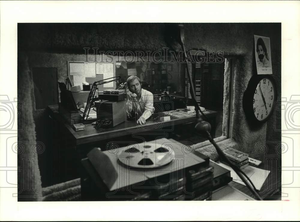 1982 Press Photo John Downey, call-in show radio host on KILT - Historic Images