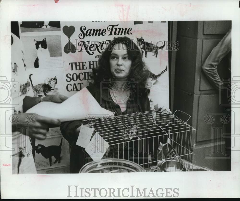 1976 Press Photo Actress Sandy Dennis outside of a Humane Society with some cats - Historic Images