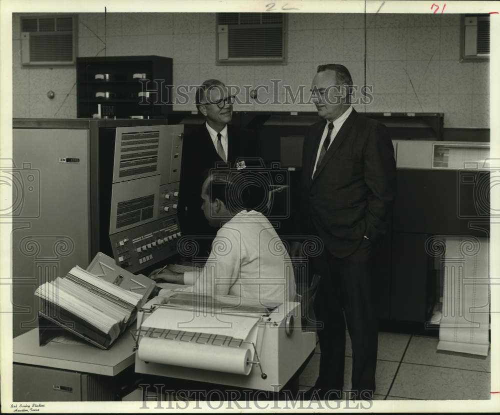 1967 Press Photo Management members of the new Foley's Store in Houston, Texas. - Historic Images
