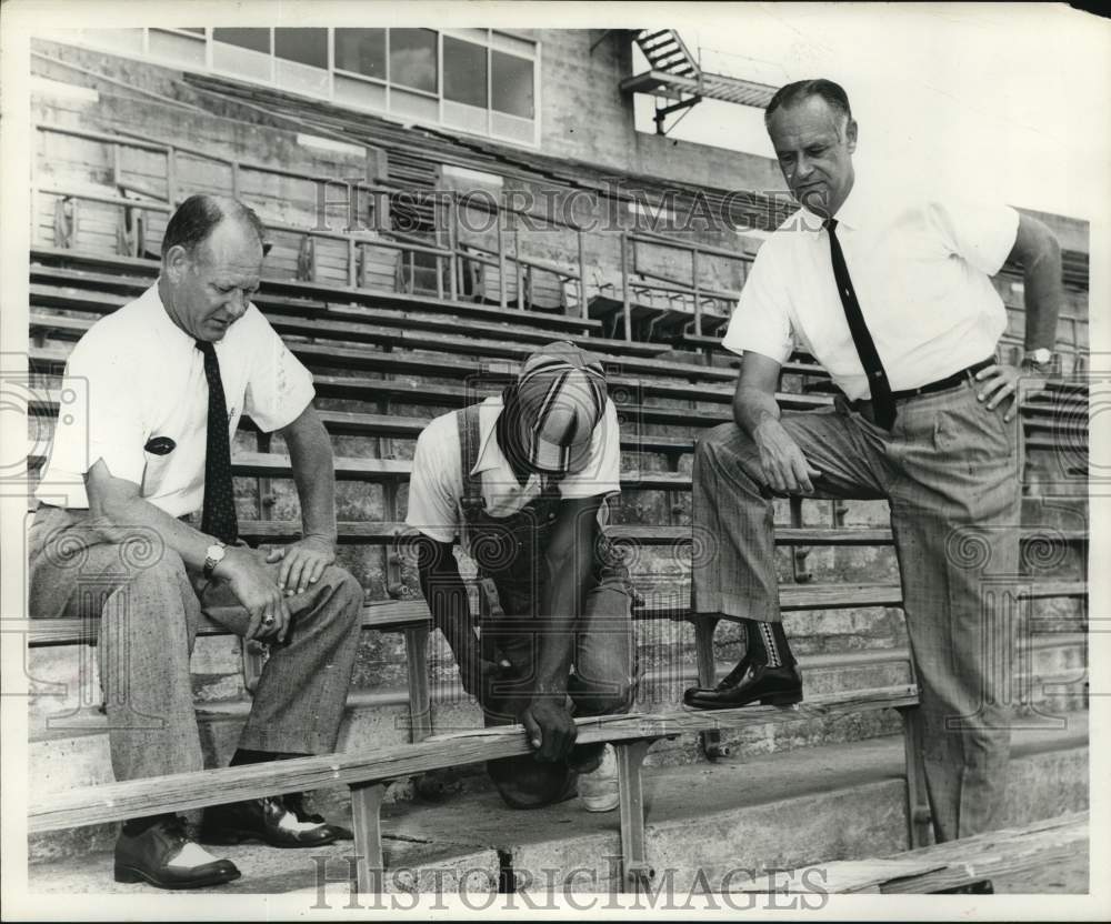 1962 Press Photo Dike Rose, H.W. Elrod see James Edwards fix Jeppesen bleachers - Historic Images