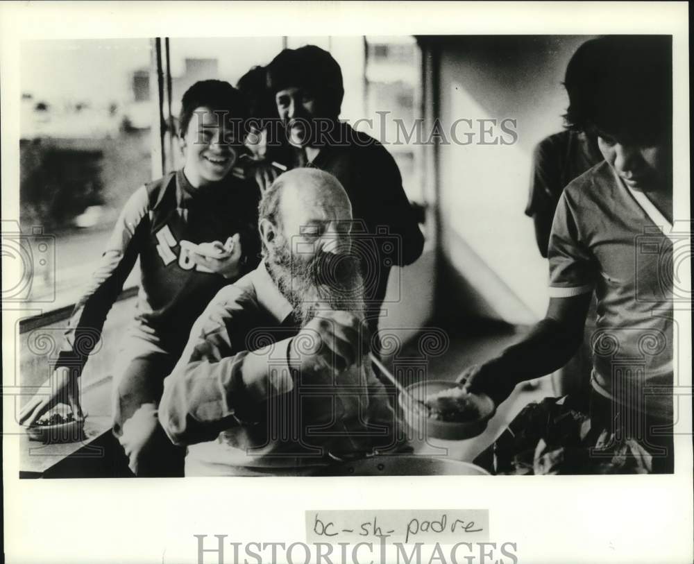 1985 Reverend Alejandro Garcia Duran with Kids - Historic Images