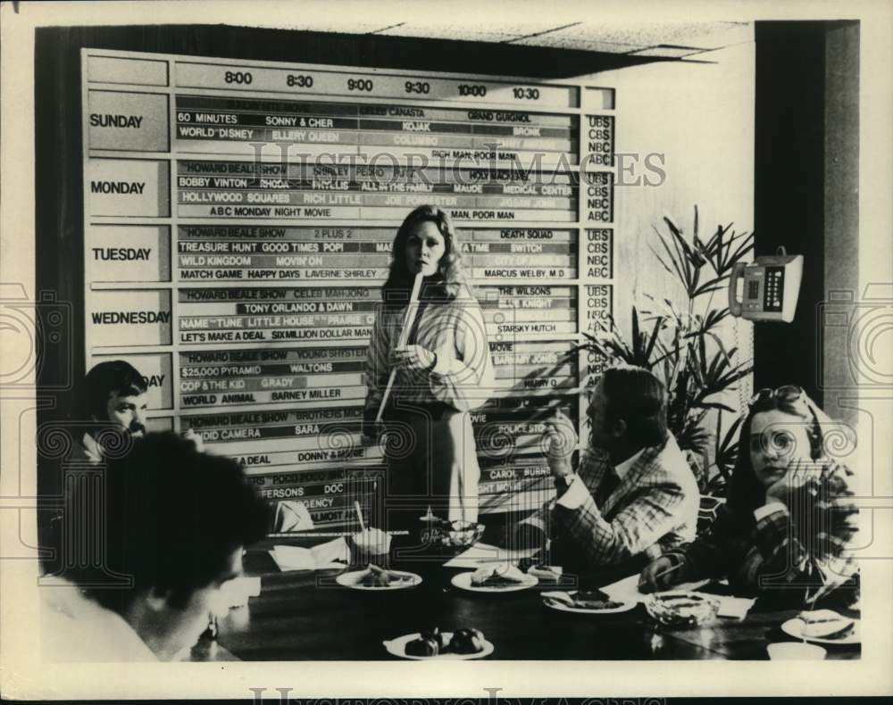 1980 Press Photo Actress Faye Dunaway, a group of people - Historic Images