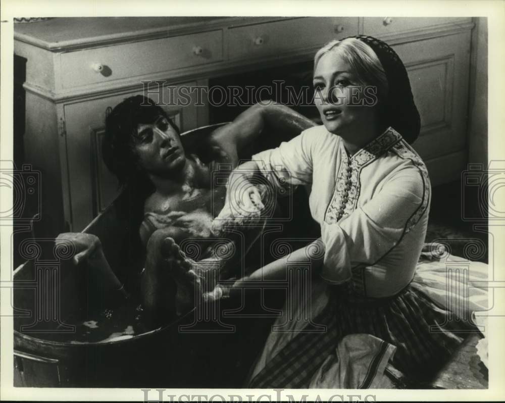 1979 Press Photo Faye Dunaway gives Dustin Hoffman a bath in &quot;Little Big Man&quot; - Historic Images