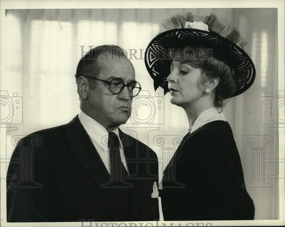 1984 Press Photo Actor Richard Dysart stands down to female co-star in scene - Historic Images