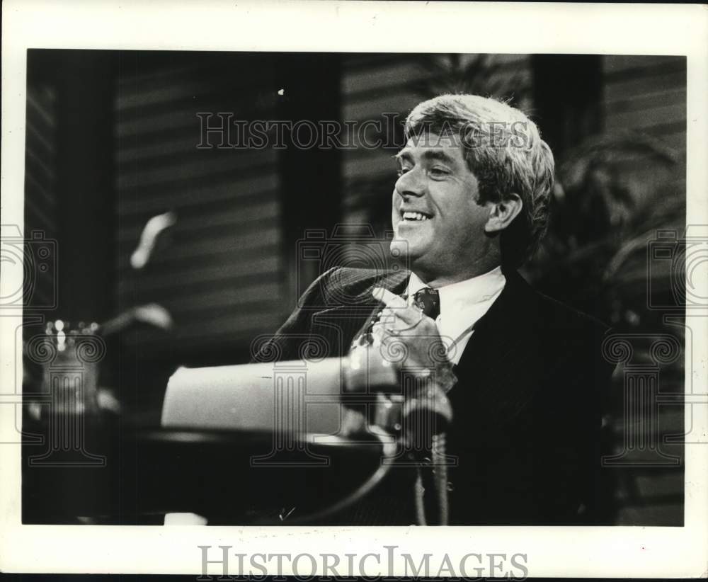 1978 Press Photo Television host Phil Donahue smiles from desk - Historic Images