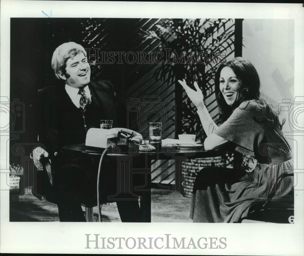 1981 Television host Phil Donahue interviews guest - Historic Images