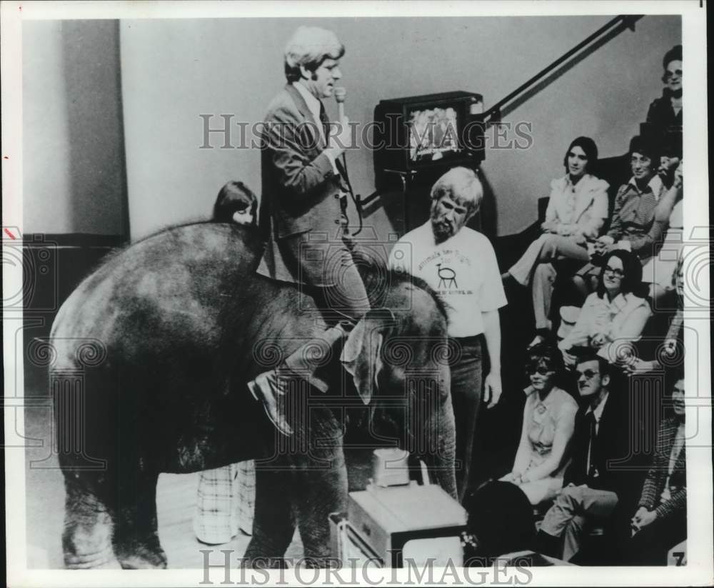 1980 Press Photo Host Phil Donahue rides elephant and talks to his audience - Historic Images