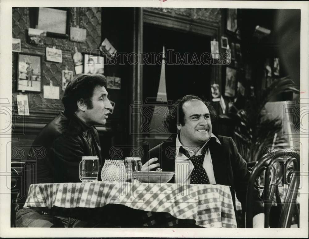 1983 Press Photo Judd Hirsch talks with Danny DeVito in "Taxi" scene - Historic Images