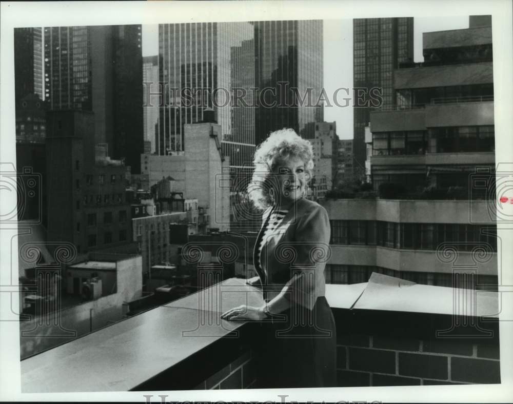 1987 Press Photo Singer and Actress Gloria DeHaven on Rooftop - Historic Images