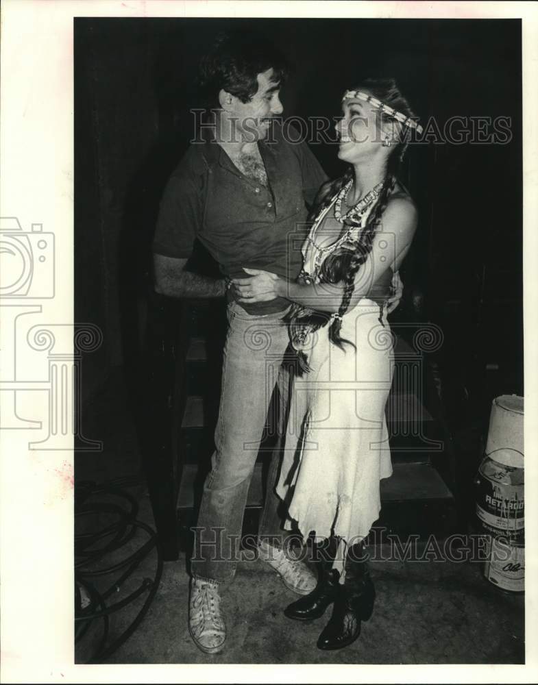 1980 Press Photo Jill Doucette embraces Doug Dyer - Lone Star All-Star TX Revue - Historic Images