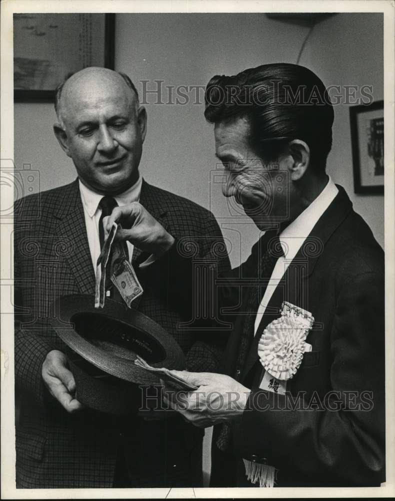 1967 Press Photo Bob Lee performs Chinese hat trip for A.D. Dyess, Jr. - Historic Images