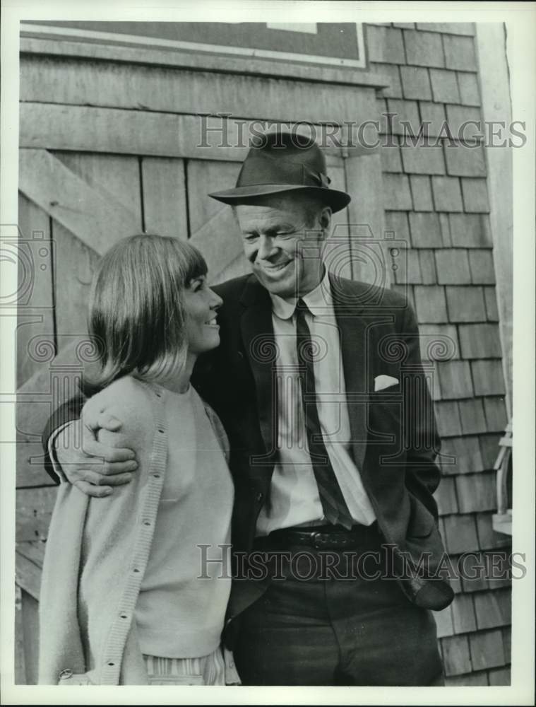 Press Photo Actor Dan Duryea with arm around Patricia Morrow - Historic Images
