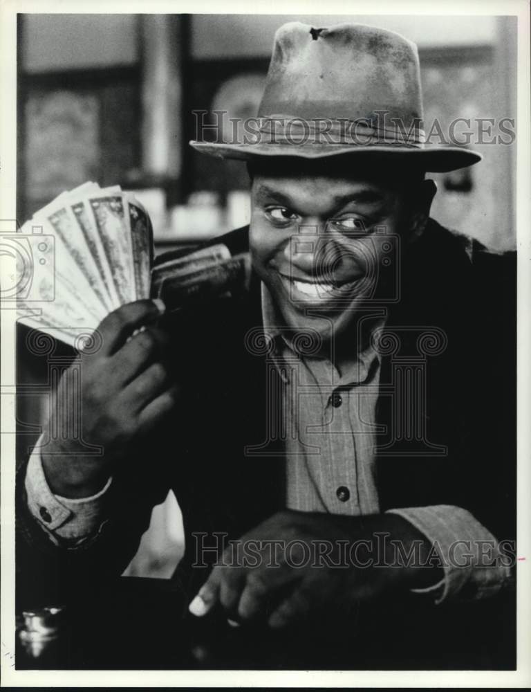 1995 Press Photo A smiling Charles Dutton fans wad of money - actor - Historic Images