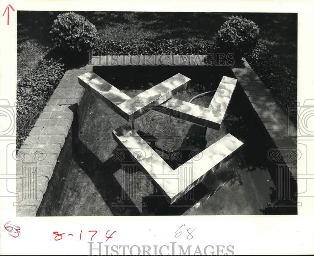 1985 Press Photo Art sculpture by George Rickey, &quot;Three Right Angles II&quot;-Texas - Historic Images