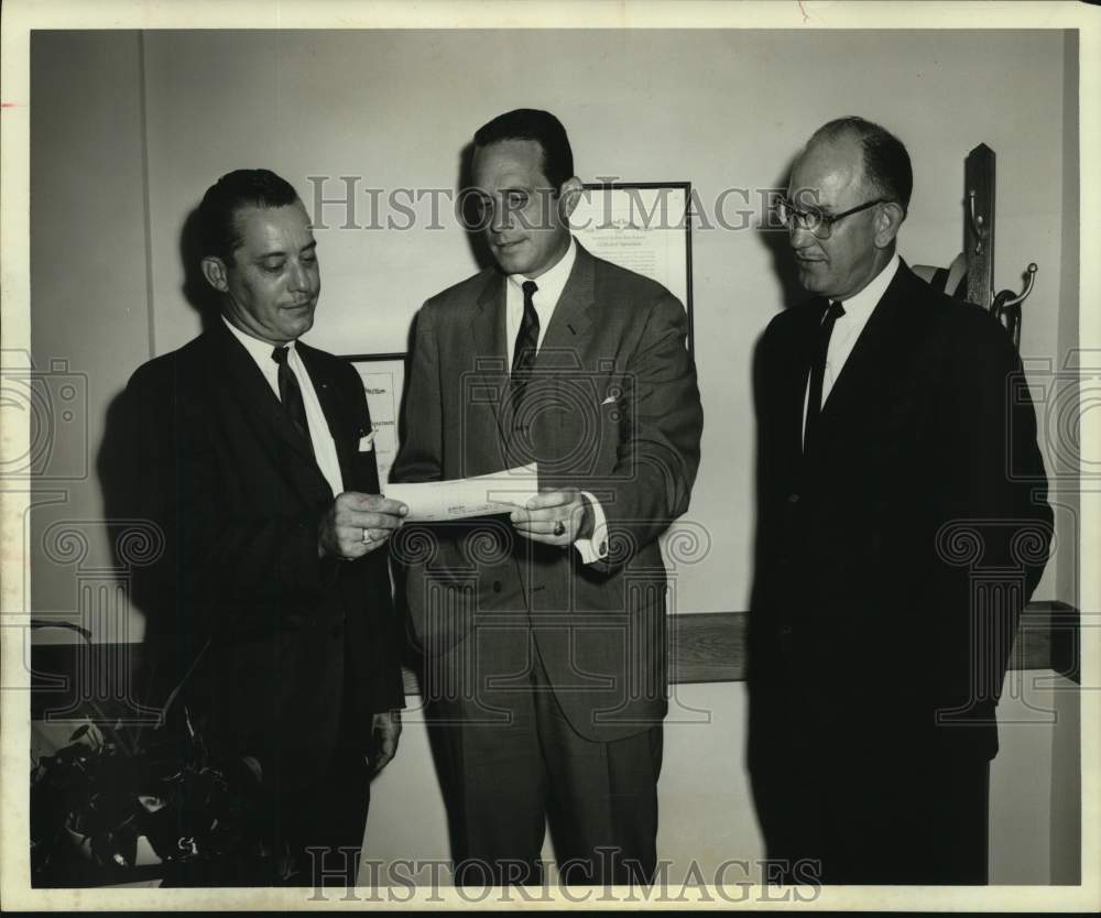 1964 Texas National Bank of Commerce pays city tax assessor-Houston-Historic Images