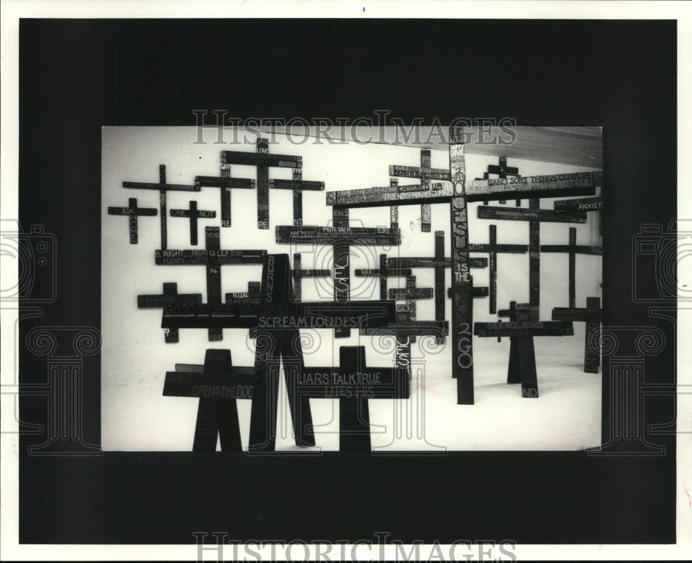 1985 Press Photo Jim Roche's "Roadside Crosses" at Moody Gallery, Houston, Texas - Historic Images