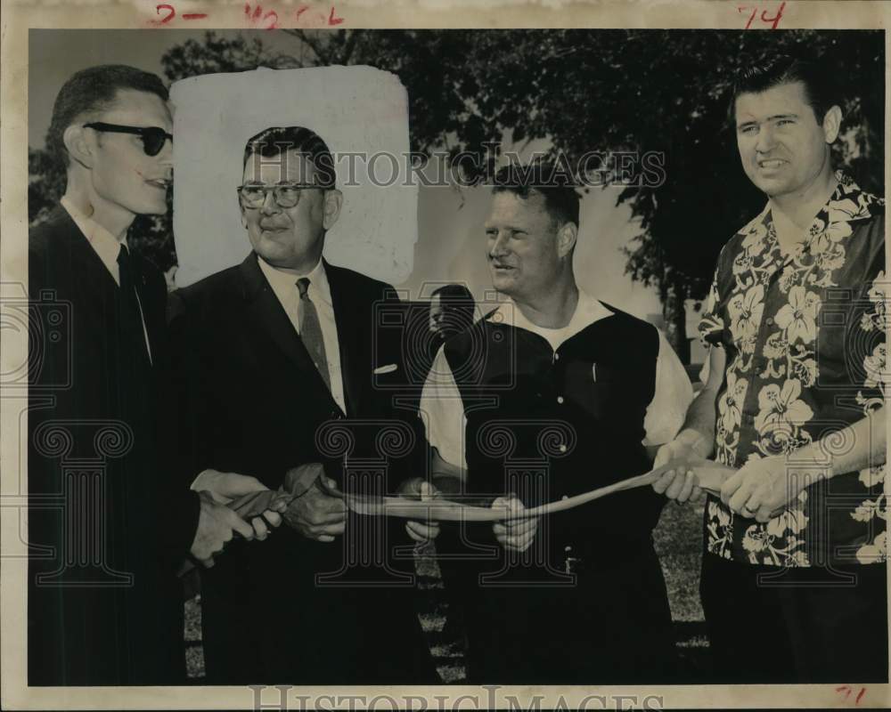 1961 Press Photo Harris County Commissioner W. Kyle Chapman &amp; others - Historic Images