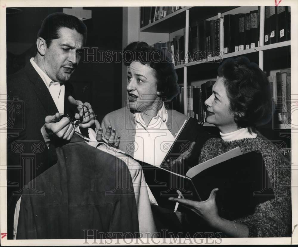 1960 Press Photo Nina Vance, Alley Theatre Director, with Jim Field &amp; Che Moody- Historic Images