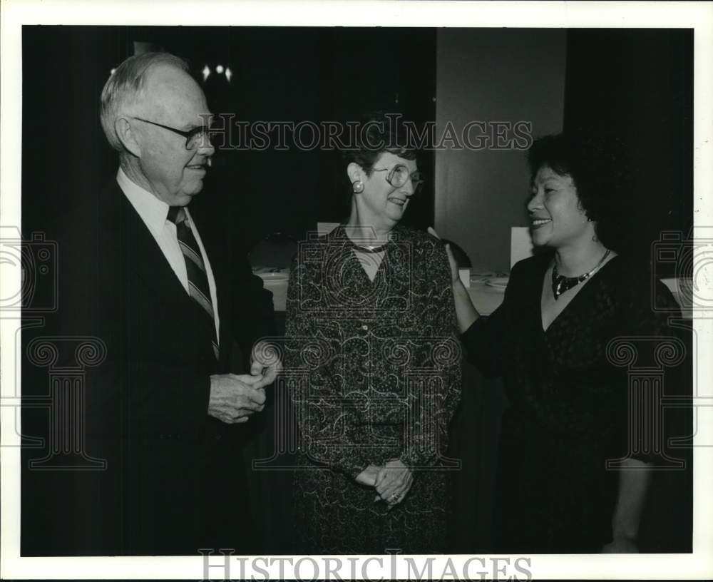 Press Photo Student Mu Lan Kwan talks with Literary Advance of Houston director - Historic Images
