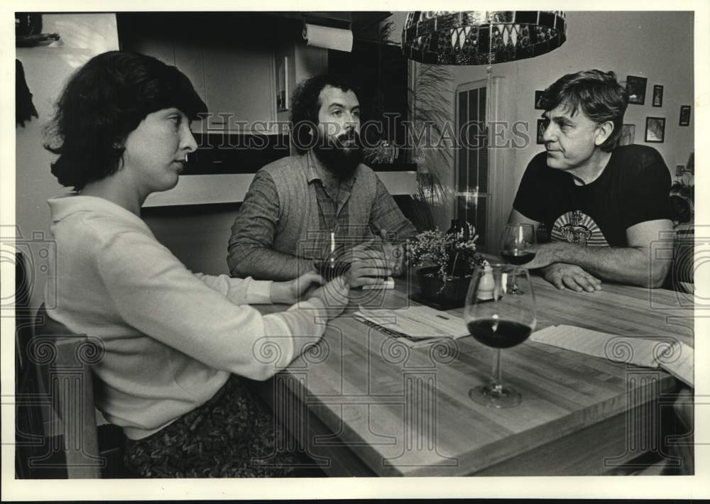 1980 Press Photo Jeff Galligan of Cabaret Theater Inc. has drinks with friends - Historic Images