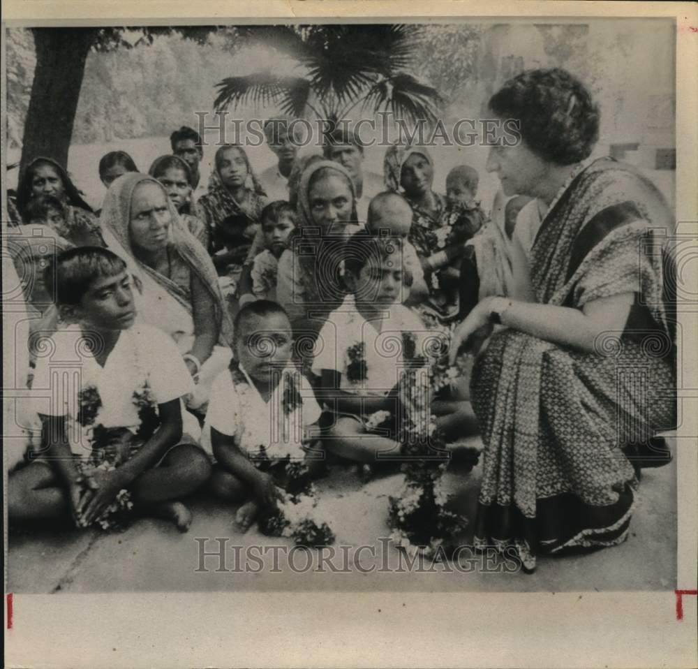 1972 Press Photo Prime Minister Indira Gandhi at morning Darshan - Historic Images