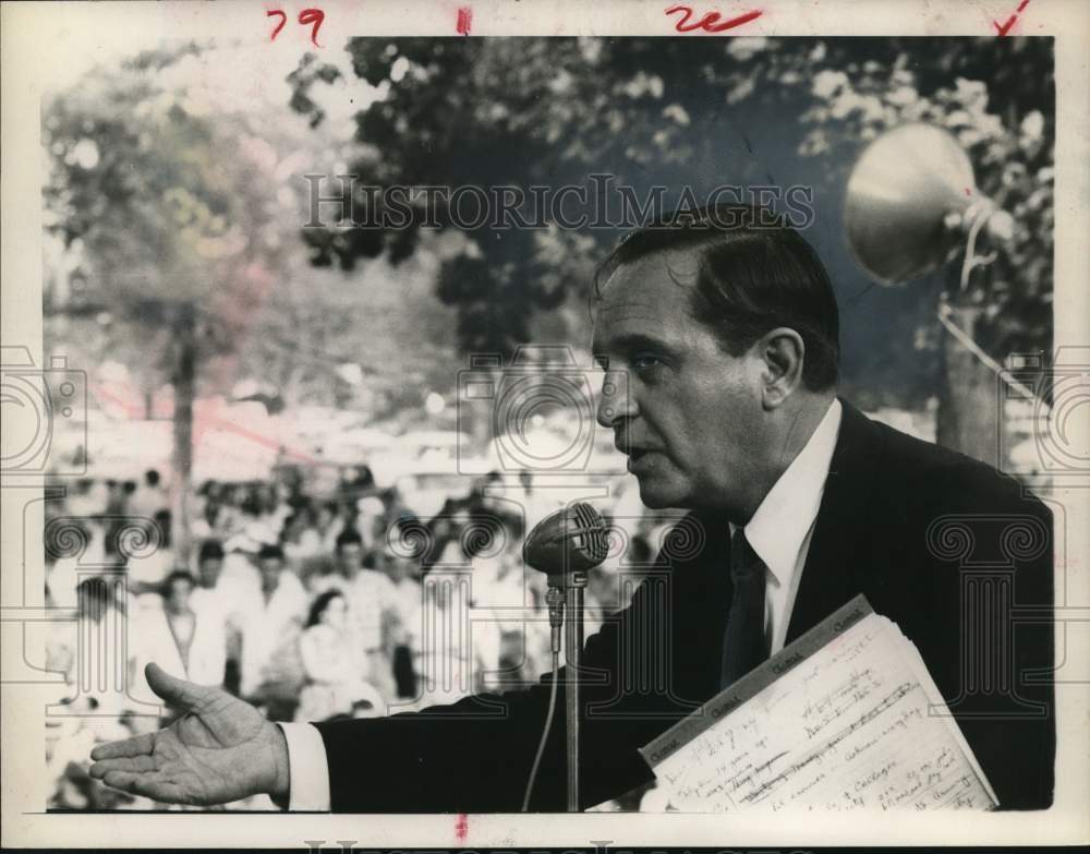 1958 Press Photo Arkansas Governor Orval E. Faubus gives outdoor speech - Historic Images