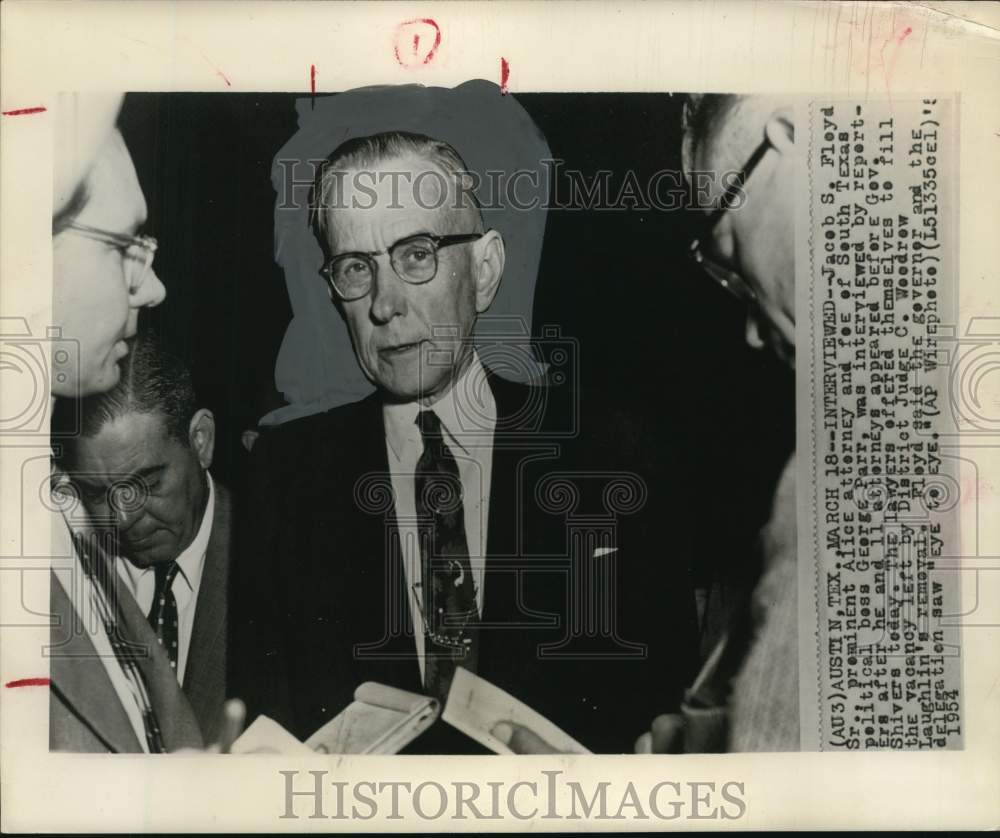 1954 Press Photo Jacob S. Floyd Sr., Alice attorney interviewed by TX reporters - Historic Images