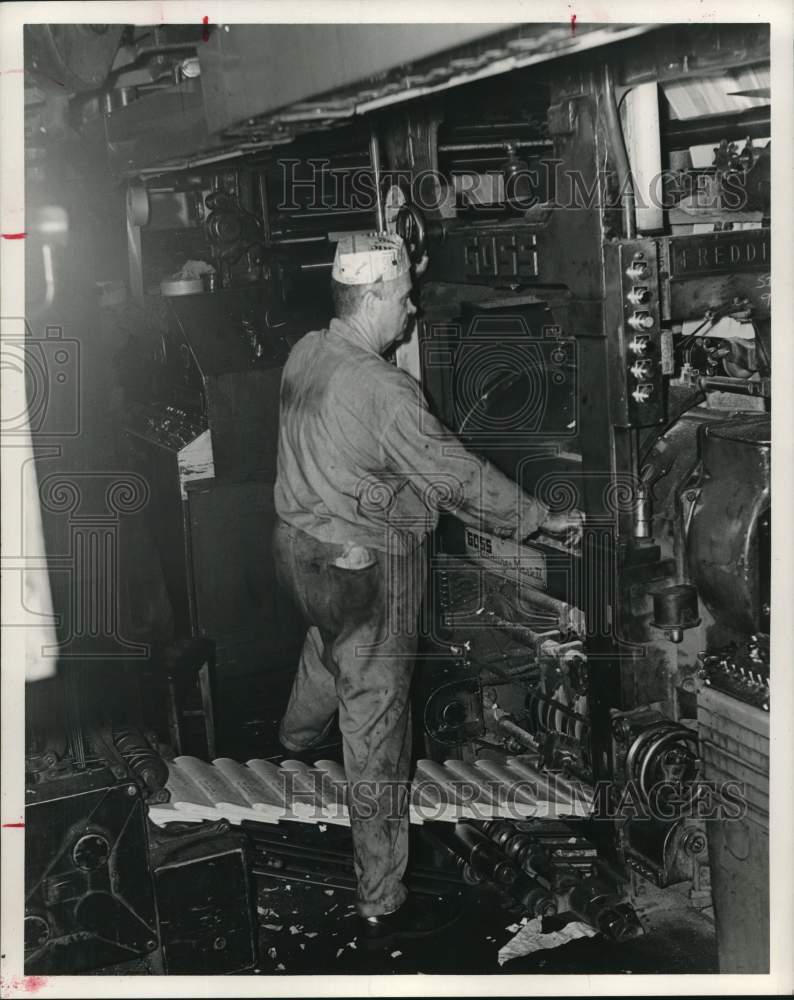 1968 Press Photo Pressman William C. Foley adjusting paper - Historic Images