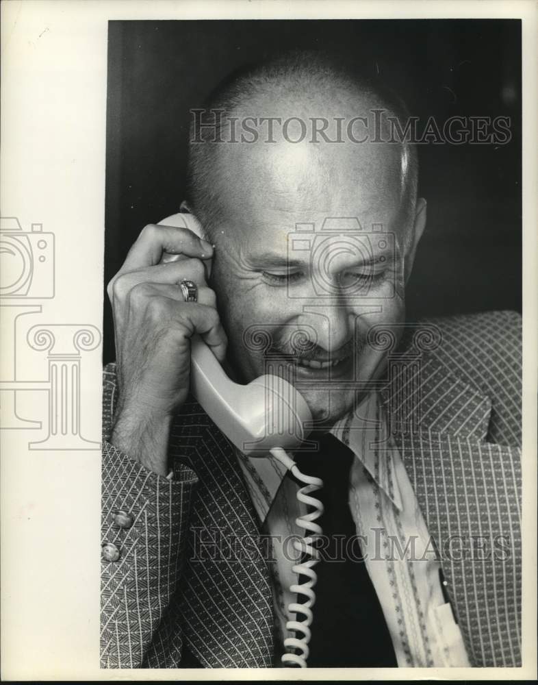 1971 Press Photo Houston school superintendent George Garver smiles into phone - Historic Images