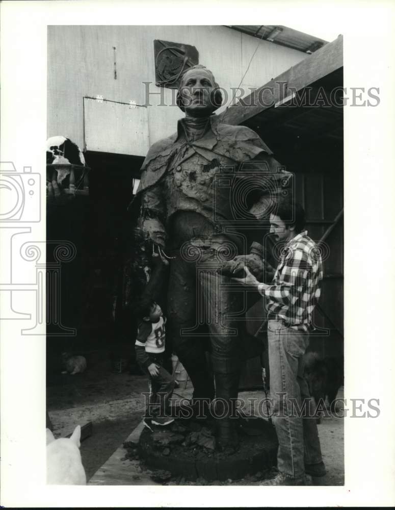 1991 Press Photo Sculptor Roberto Garcia and son Bobby Inspect Statue - Historic Images