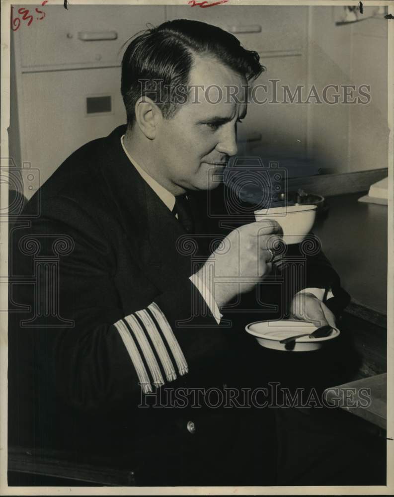 1952 Press Photo Danish-born sea-captain Kurt Carlsen enjoys a cup of tea. - Historic Images