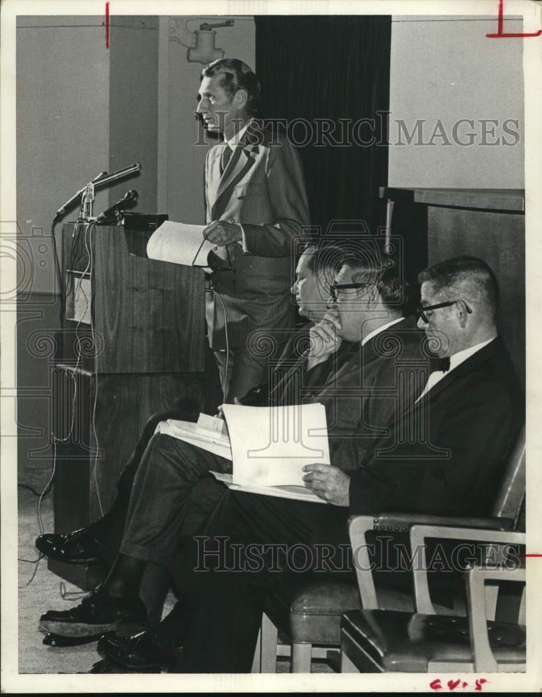 1970 Press Photo Doctors&#39; Burnett, Crouch, Stool, Pope give hospital report, TX - Historic Images