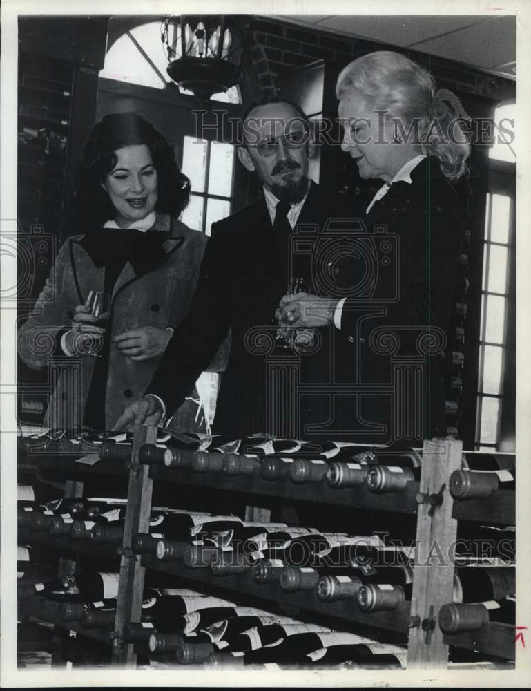 1973 Women choose wine at Estrada's with help from Mac Porch - Historic Images