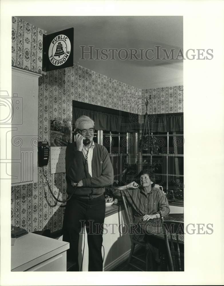 1985 Press Photo Artist Bill Robinson - Historic Images